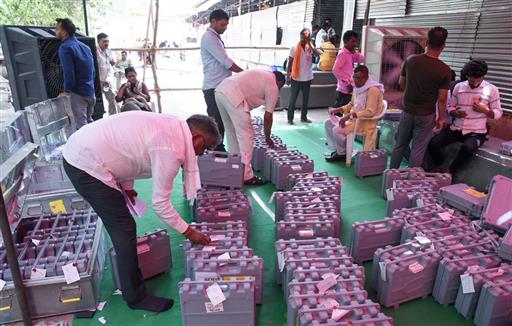 04 जून, 2024 को उत्तर प्रदेश के गाजियाबाद में गोविंदपुरम अनाज मंडी में आम चुनाव-2024 के मतगणना केंद्र का दृश्य।