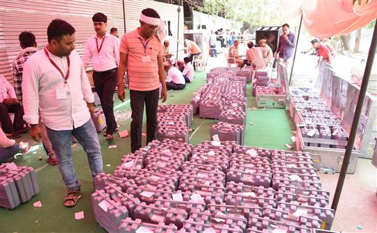 04 जून, 2024 को उत्तर प्रदेश के गाजियाबाद में गोविंदपुरम अनाज मंडी में आम चुनाव-2024 के मतगणना केंद्र का दृश्य।