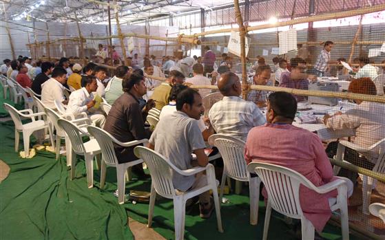 04 जून, 2024 को उत्तर प्रदेश के गाजियाबाद में गोविंदपुरम अनाज मंडी में आम चुनाव-2024 के मतगणना केंद्र का दृश्य।