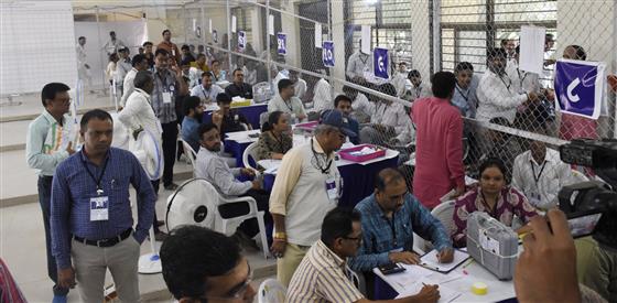 04 जून, 2024 को राजस्थान के जयपुर स्थित राजस्थान कॉलेज में आम चुनाव-2024 की जारी मतगणना की एक तस्वीर।