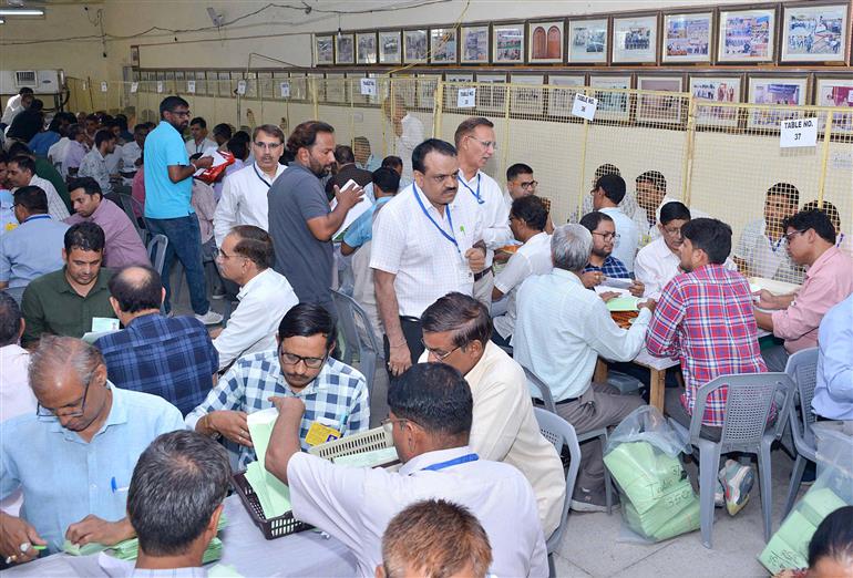 04 जून, 2024 को राजस्थान के जयपुर स्थित राजस्थान कॉलेज में आम चुनाव-2024 की जारी मतगणना की एक तस्वीर।