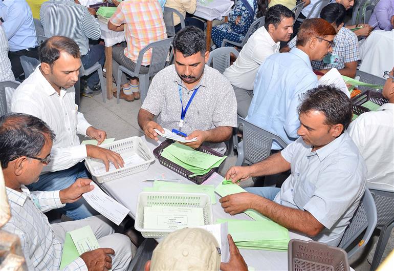 04 जून, 2024 को राजस्थान के जयपुर स्थित राजस्थान कॉलेज में आम चुनाव-2024 की जारी मतगणना की एक तस्वीर।