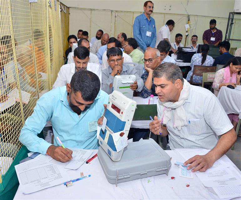 04 जून, 2024 को राजस्थान के जयपुर स्थित राजस्थान कॉलेज में आम चुनाव-2024 की जारी मतगणना की एक तस्वीर।