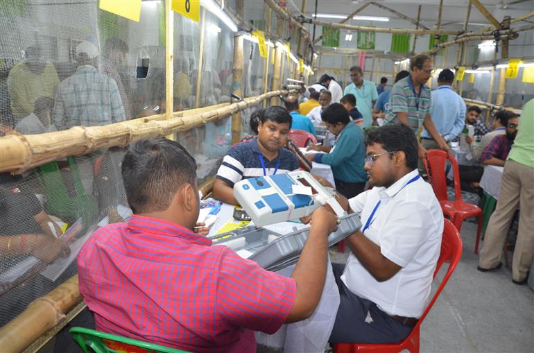 04 जून, 2024 को पश्चिम बंगाल के कोलकाता में आम चुनाव-2024 की मतगणना की एक तस्वीर।