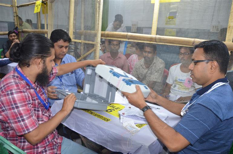 04 जून, 2024 को पश्चिम बंगाल के कोलकाता में आम चुनाव-2024 की मतगणना की एक तस्वीर।