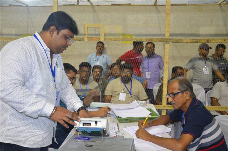 04 जून, 2024 को पश्चिम बंगाल के कोलकाता में आम चुनाव-2024 की मतगणना की एक तस्वीर।