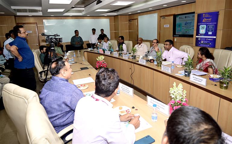 इलेक्ट्रॉनिक्स और सूचना प्रौद्योगिकी मंत्रालय के सचिव, श्री एस कृष्णन 05 जून, 2024 को नई दिल्ली में एआई-आधारित वायु गुणवत्ता निगरानी प्रणाली (एक्यू-एआईएमएस) और “एयर-प्रवाह सीडैक” ऐप के उद्घाटन के दौरान एक प्रेस कॉन्फ्रेंस की अध्यक्षता करते हुए।