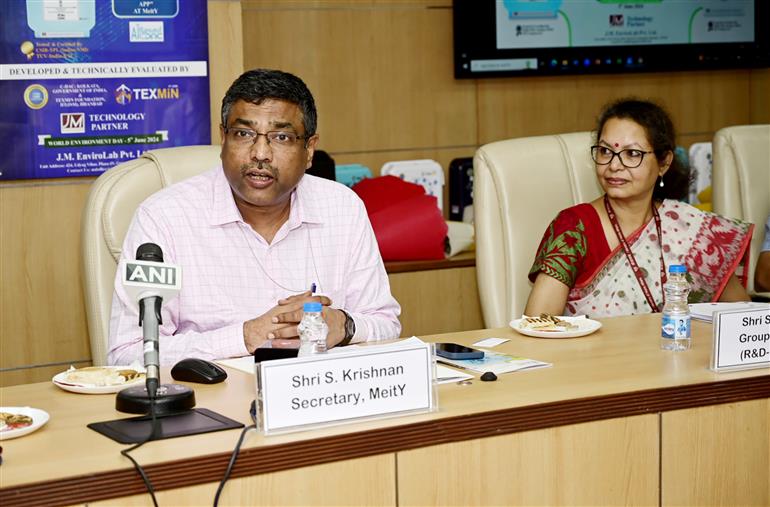 इलेक्ट्रॉनिक्स और सूचना प्रौद्योगिकी मंत्रालय के सचिव, श्री एस कृष्णन 05 जून, 2024 को नई दिल्ली में एआई-आधारित वायु गुणवत्ता निगरानी प्रणाली (एक्यू-एआईएमएस) और “एयर-प्रवाह सीडैक” ऐप के उद्घाटन के दौरान एक प्रेस कॉन्फ्रेंस की अध्यक्षता करते हुए।