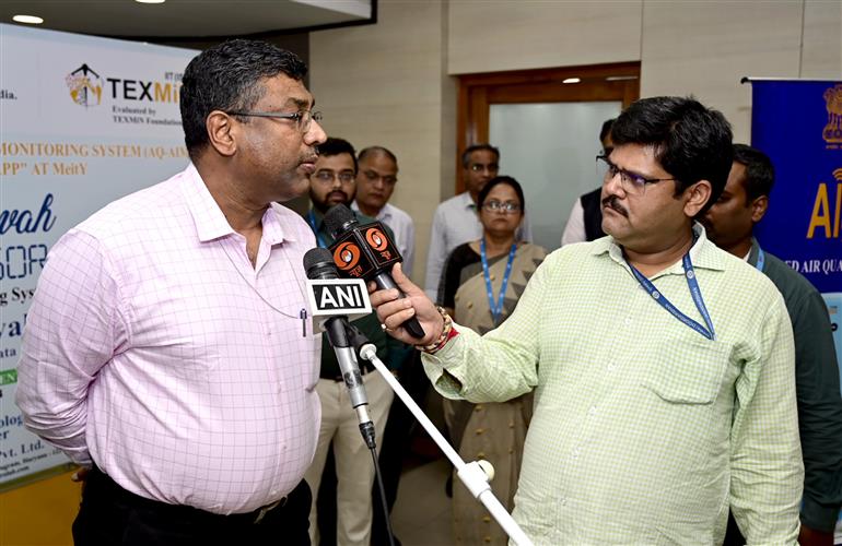 इलेक्ट्रॉनिक्स और सूचना प्रौद्योगिकी मंत्रालय के सचिव, श्री एस कृष्णन 05 जून, 2024 को नई दिल्ली में एआई-आधारित वायु गुणवत्ता निगरानी प्रणाली (एक्यू-एआईएमएस) और “एयर-प्रवाह सीडैक” ऐप के उद्घाटन के दौरान मीडिया से बातचीत करते हुए।