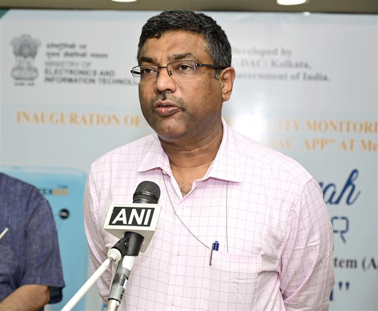 इलेक्ट्रॉनिक्स और सूचना प्रौद्योगिकी मंत्रालय के सचिव, श्री एस कृष्णन 05 जून, 2024 को नई दिल्ली में एआई-आधारित वायु गुणवत्ता निगरानी प्रणाली (एक्यू-एआईएमएस) और “एयर-प्रवाह सीडैक” ऐप के उद्घाटन के दौरान मीडिया से बातचीत करते हुए।