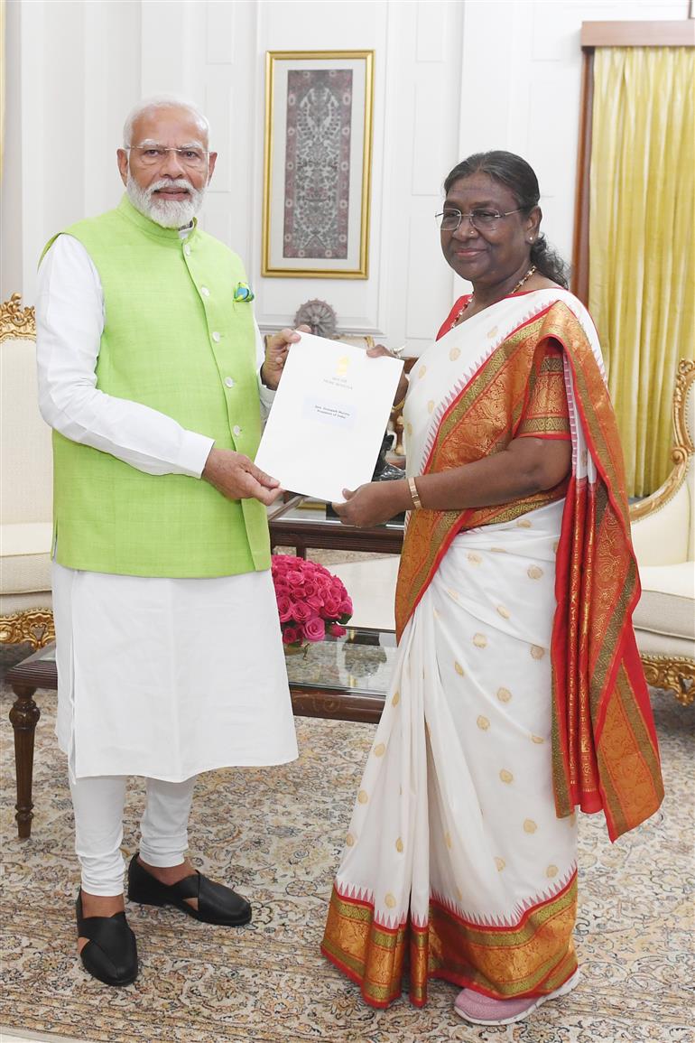 प्रधानमंत्री श्री नरेन्द्र मोदी ने 05 जून, 2024 को राष्ट्रपति भवन, नई दिल्ली में राष्ट्रपति श्रीमती द्रौपदी मुर्मु को केंद्रीय मंत्रिपरिषद के साथ अपना इस्तीफा सौंपा।