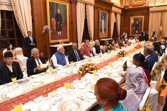 राष्ट्रपति श्रीमती द्रौपदी मुर्मु ने 09 जून, 2024 को राष्ट्रपति भवन, नई दिल्ली में प्रधानमंत्री के शपथ ग्रहण समारोह में भाग लेने वाले पड़ोसी देशों के नेताओं के सम्मान में भोज का आयोजन किया।