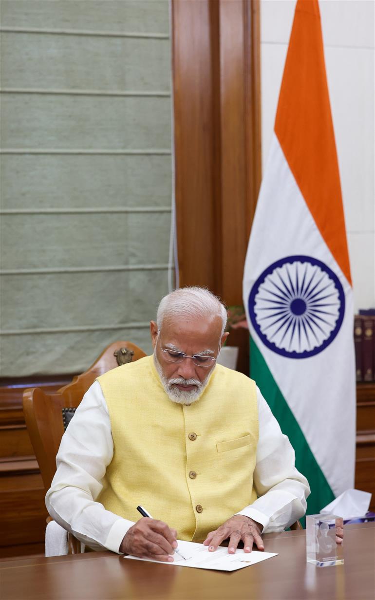 प्रधानमंत्री श्री नरेन्द्र मोदी ने 10 जून 2024 को नई दिल्ली के साउथ ब्लॉक में भारत के प्रधानमंत्री का पदभार ग्रहण किया।