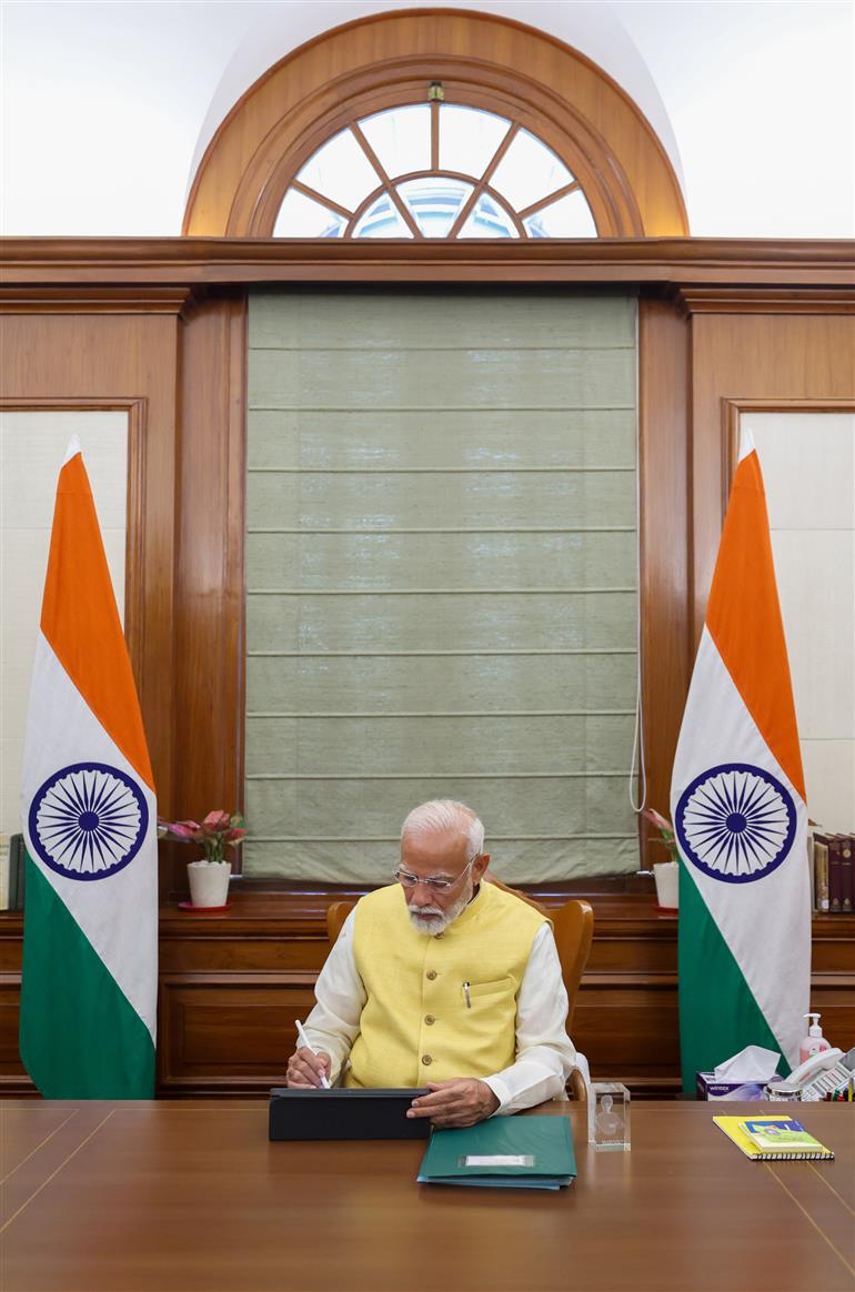 प्रधानमंत्री श्री नरेन्द्र मोदी ने 10 जून 2024 को नई दिल्ली के साउथ ब्लॉक में भारत के प्रधानमंत्री का पदभार ग्रहण किया।