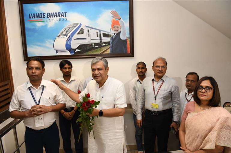 श्री अश्विनी वैष्णव का 11 जून, 2024 को रेल भवन, नई दिल्ली में केंद्रीय रेल मंत्री के रूप में कार्यभार संभालने के अवसर पर कर्माचरियों द्वारा स्वागत किया गया।