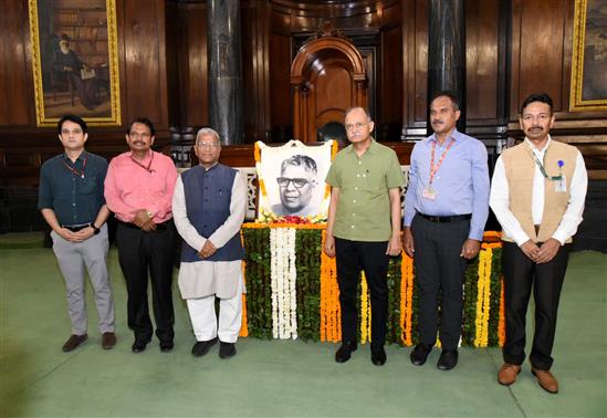 राज्य सभा के उपसभापति श्री हरिवंश और अन्य गणमान्य लोगों ने 11 जून, 2024 को नई दिल्ली में संविधान सदन के सेंट्रल हॉल में पूर्व लोकसभा अध्यक्ष श्री के.एस. हेगड़े को उनकी जयंती पर श्रद्धांजलि अर्पित की।