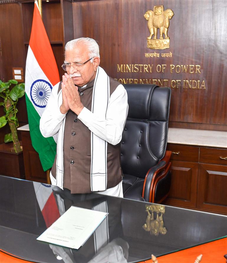 श्री मनोहर लाल 11 जून, 2024 को नई दिल्ली में केंद्रीय विद्युत मंत्री के रूप में पदभार ग्रहण करते हुए।