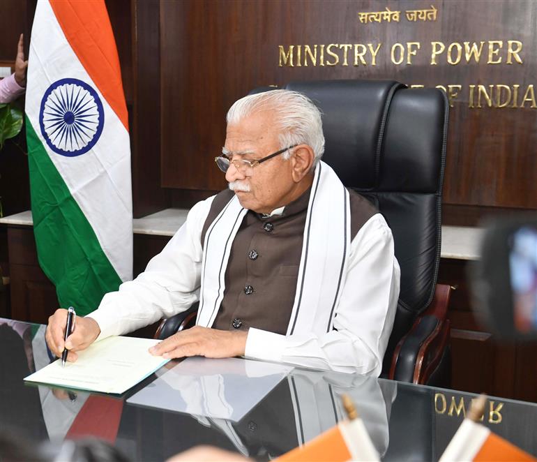 श्री मनोहर लाल 11 जून, 2024 को नई दिल्ली में केंद्रीय विद्युत मंत्री के रूप में पदभार ग्रहण करते हुए।
