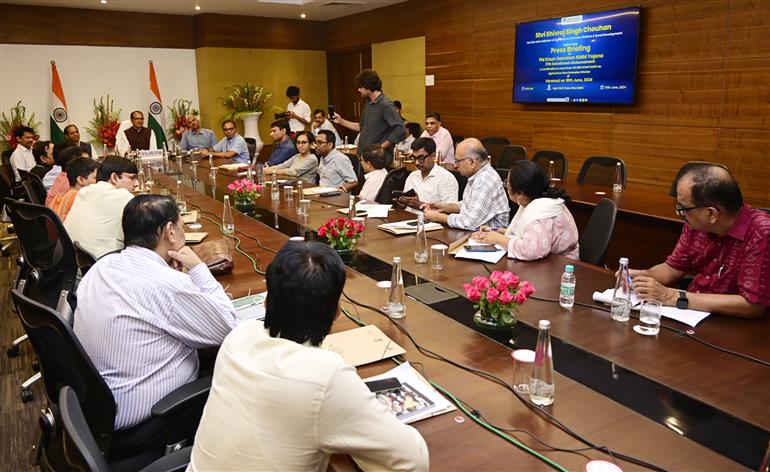 केंद्रीय कृषि एवं किसान कल्याण तथा ग्रामीण विकास मंत्री श्री शिवराज सिंह चौहान 15 जून, 2024 को नई दिल्ली में पीएम किसान सम्मान निधि योजना की 17वीं किस्त के वितरण और 30,000 से अधिक कृषि सखी को कृषि पैरा विस्तार कार्यकर्ता के रूप में प्रमाणन पर प्रेस वार्ता को संबोधित करते हुए।