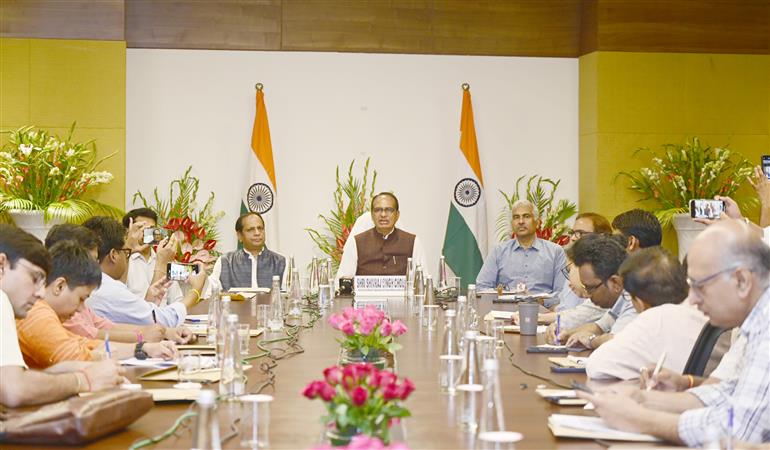 केंद्रीय कृषि एवं किसान कल्याण तथा ग्रामीण विकास मंत्री श्री शिवराज सिंह चौहान 15 जून, 2024 को नई दिल्ली में पीएम किसान सम्मान निधि योजना की 17वीं किस्त के वितरण और 30,000 से अधिक कृषि सखी को कृषि पैरा विस्तार कार्यकर्ता के रूप में प्रमाणन पर प्रेस वार्ता को संबोधित करते हुए।