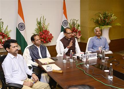 केंद्रीय कृषि एवं किसान कल्याण तथा ग्रामीण विकास मंत्री श्री शिवराज सिंह चौहान 15 जून, 2024 को नई दिल्ली में पीएम किसान सम्मान निधि योजना की 17वीं किस्त के वितरण और 30,000 से अधिक कृषि सखी को कृषि पैरा विस्तार कार्यकर्ता के रूप में प्रमाणन पर प्रेस वार्ता को संबोधित करते हुए।