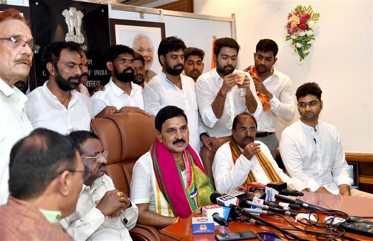 श्री भूपति राजू श्रीनिवास वर्मा ने 18 जून, 2024 को नई दिल्ली में भारी उद्योग मंत्रालय के राज्य मंत्री के रूप में पदभार ग्रहण किया।