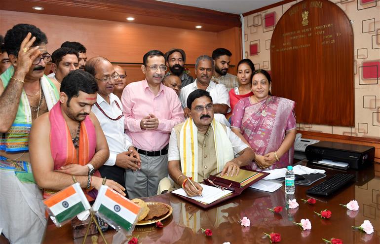 श्री भूपति राजू श्रीनिवास वर्मा ने 18 जून, 2024 को नई दिल्ली में भारी उद्योग मंत्रालय के राज्य मंत्री के रूप में पदभार ग्रहण किया।