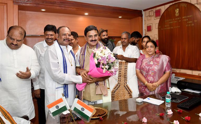 श्री भूपति राजू श्रीनिवास वर्मा ने 18 जून, 2024 को नई दिल्ली में भारी उद्योग मंत्रालय के राज्य मंत्री के रूप में पदभार ग्रहण किया।