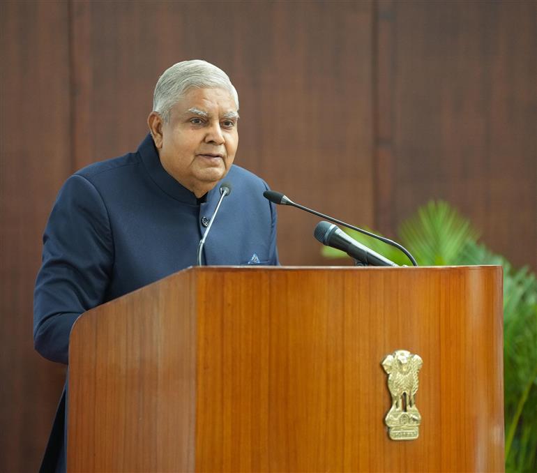 उपराष्ट्रपति श्री जगदीप धनखड़ 18 जून, 2024 को नई दिल्ली में उपराष्ट्रपति एन्क्लेव में भारतीय सूचना सेवा (आईआईएस) 2022-23 बैच के अधिकारी प्रशिक्षुओं को संबोधित करते हुए।