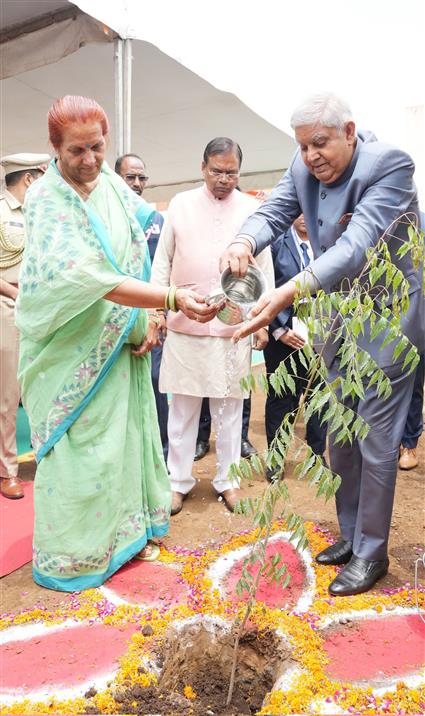The Vice President, Shri Jagdeep Dhankhar & Dr. Sudesh Dhankhar planting a sapling at the premises of Shashakiya Chandravijay Mahavidyalaya in Dindori, Madhya Pradesh on June 19, 2024.