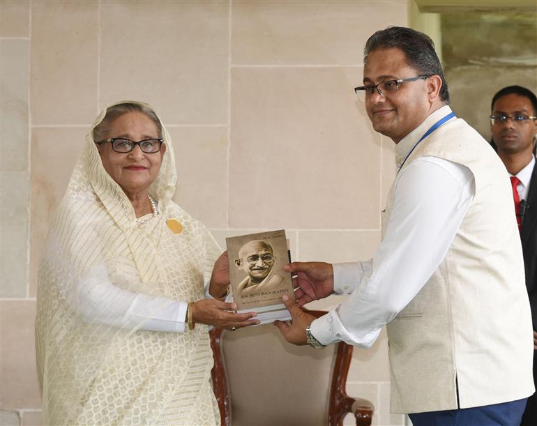 बांग्लादेश की प्रधानमंत्री श्रीमती शेख हसीना ने 22 जून, 2024 को नई दिल्ली में राजघाट स्थित महात्मा गांधी की समाधि पर जाकर उन्हें श्रद्धांजलि अर्पित की।