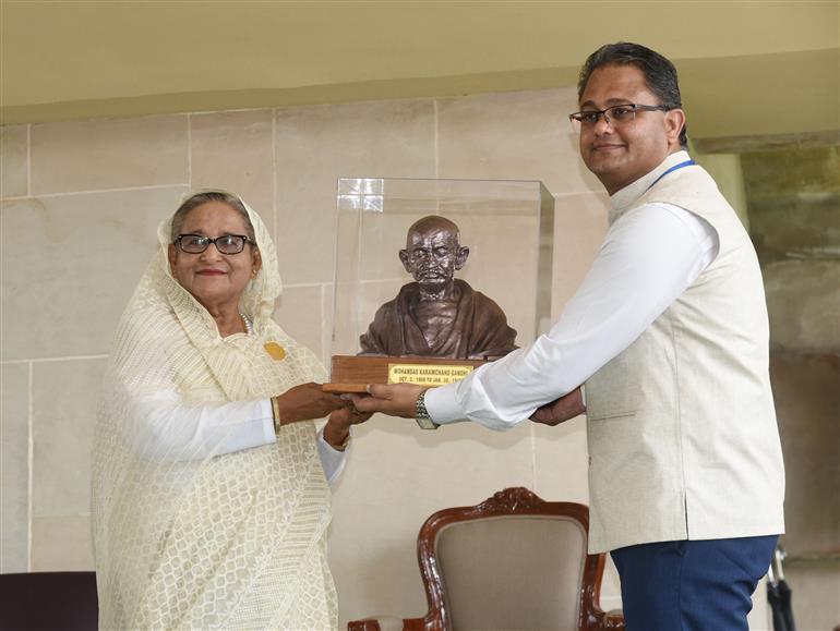 बांग्लादेश की प्रधानमंत्री श्रीमती शेख हसीना ने 22 जून, 2024 को नई दिल्ली में राजघाट स्थित महात्मा गांधी की समाधि पर जाकर उन्हें श्रद्धांजलि अर्पित की।