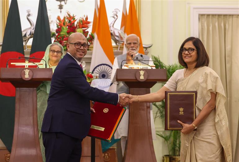 प्रधानमंत्री श्री नरेन्द्र मोदी और बांग्लादेश की प्रधानमंत्री श्रीमती शेख हसीना की उपस्थित में 22 जून, 2024 को नई दिल्ली के हैदराबाद हाउस में समझौतों का आदान-प्रदान किया गया।