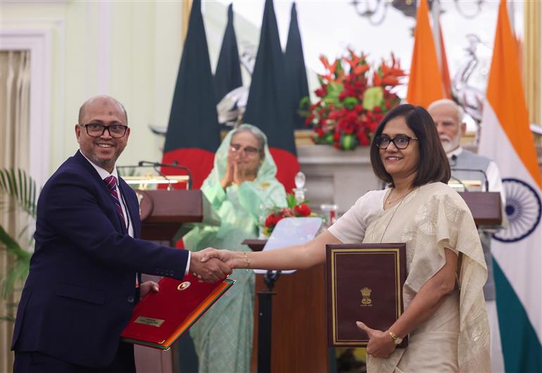 प्रधानमंत्री श्री नरेन्द्र मोदी और बांग्लादेश की प्रधानमंत्री श्रीमती शेख हसीना की उपस्थित में 22 जून, 2024 को नई दिल्ली के हैदराबाद हाउस में समझौतों का आदान-प्रदान किया गया।
