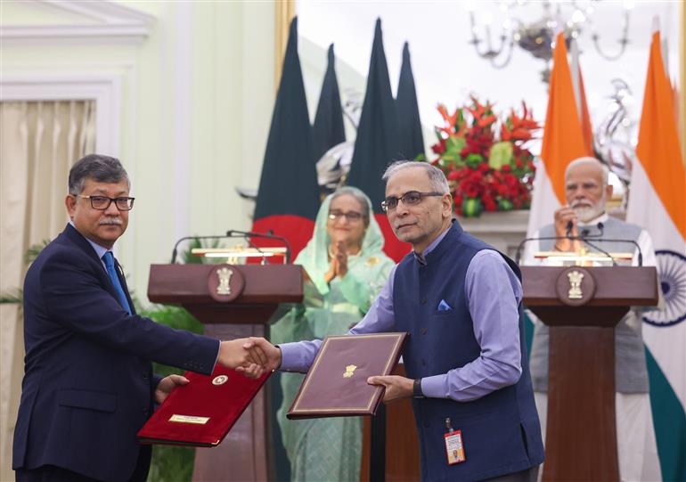 प्रधानमंत्री श्री नरेन्द्र मोदी और बांग्लादेश की प्रधानमंत्री श्रीमती शेख हसीना की उपस्थित में 22 जून, 2024 को नई दिल्ली के हैदराबाद हाउस में समझौतों का आदान-प्रदान किया गया।