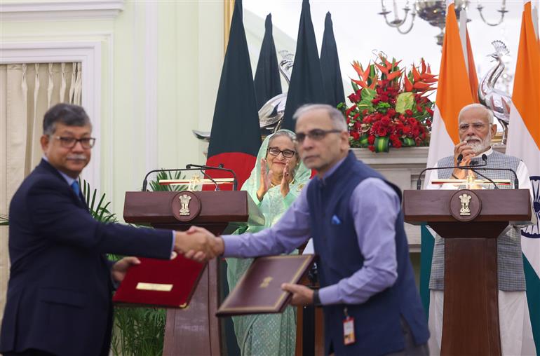 प्रधानमंत्री श्री नरेन्द्र मोदी और बांग्लादेश की प्रधानमंत्री श्रीमती शेख हसीना की उपस्थित में 22 जून, 2024 को नई दिल्ली के हैदराबाद हाउस में समझौतों का आदान-प्रदान किया गया।