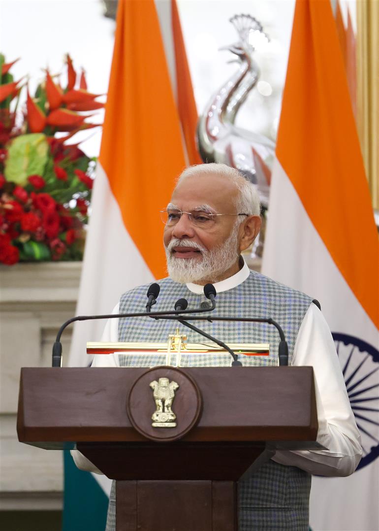 प्रधानमंत्री श्री नरेन्द्र मोदी और बांग्लादेश की प्रधानमंत्री श्रीमती शेख हसीना 22 जून, 2024 को नई दिल्ली के हैदराबाद हाउस में संयुक्त प्रेस वक्तव्य जारी करते हुए।