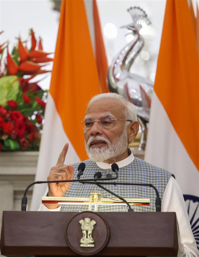 प्रधानमंत्री श्री नरेन्द्र मोदी और बांग्लादेश की प्रधानमंत्री श्रीमती शेख हसीना 22 जून, 2024 को नई दिल्ली के हैदराबाद हाउस में संयुक्त प्रेस वक्तव्य जारी करते हुए।