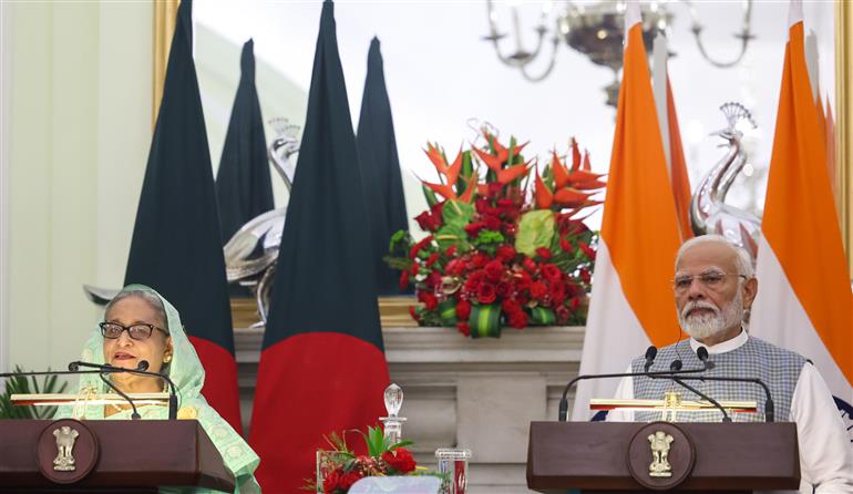 प्रधानमंत्री श्री नरेन्द्र मोदी और बांग्लादेश की प्रधानमंत्री श्रीमती शेख हसीना 22 जून, 2024 को नई दिल्ली के हैदराबाद हाउस में संयुक्त प्रेस वक्तव्य जारी करते हुए।