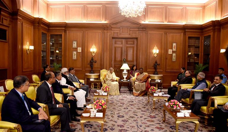 बांग्लादेश की प्रधानमंत्री श्रीमती शेख हसीना ने 22 जून, 2024 को नई दिल्ली स्थित राष्ट्रपति भवन में राष्ट्रपति श्रीमती द्रौपदी मुर्मु से मुलाकात की।