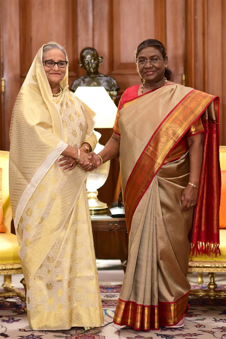 बांग्लादेश की प्रधानमंत्री श्रीमती शेख हसीना ने 22 जून, 2024 को नई दिल्ली स्थित राष्ट्रपति भवन में राष्ट्रपति श्रीमती द्रौपदी मुर्मु से मुलाकात की।