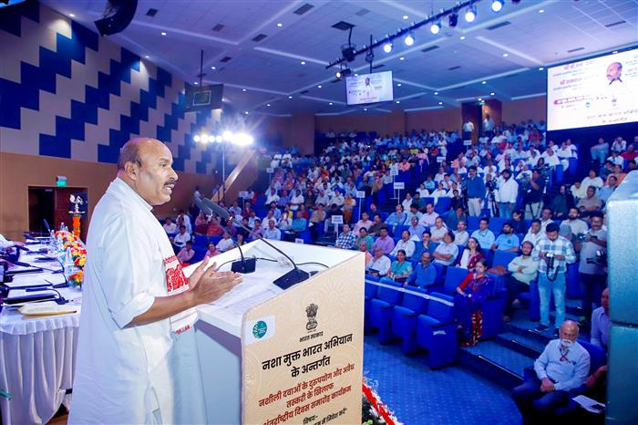 केंद्रीय सामाजिक न्याय और अधिकारिता मंत्री डॉ. वीरेंद्र कुमार 26 जून, 2024 को नई दिल्ली में सामाजिक न्याय और अधिकारिता मंत्रालय द्वारा आयोजित ‘अंतर्राष्ट्रीय मादक द्रव्यों के सेवन और अवैध तस्करी विरोधी दिवस’ कार्यक्रम को संबोधित करते हुए।