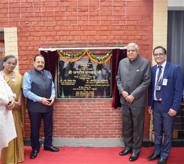 उपराष्ट्रपति श्री जगदीप धनखड़ 26 जून, 2024 को उत्तर प्रदेश के गाजियाबाद में सेंट्रल इलेक्ट्रॉनिक्स लिमिटेड के स्वर्ण जयंती लोगो का अनावरण और बहुउद्देशीय हॉल 'स्वर्ण मंडपम' का उद्घाटन करते हुए।