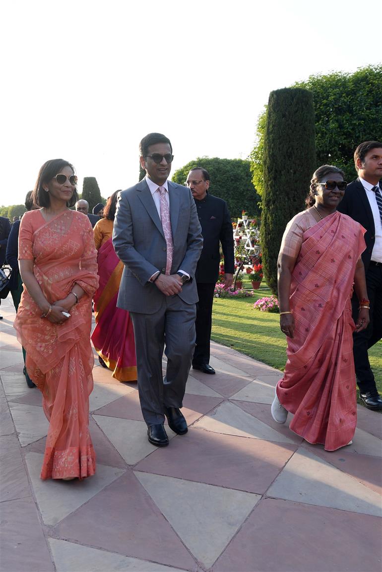 The Chief Justice of India, Dr Justice D.Y. Chandrachud and judges of the Supreme Court along with their families visited the Amrit Udyan of Rashtrapati Bhavan, in New Delhi on March 04, 2024. The President of India, Smt. Droupadi Murmu joined them in the visit to the Udyan and interacted with them.