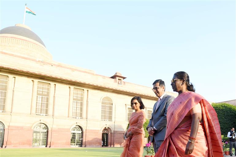 The Chief Justice of India, Dr Justice D.Y. Chandrachud and judges of the Supreme Court along with their families visited the Amrit Udyan of Rashtrapati Bhavan, in New Delhi on March 04, 2024. The President of India, Smt. Droupadi Murmu joined them in the visit to the Udyan and interacted with them.