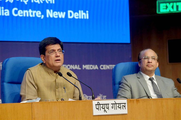 केंद्रीय वाणिज्य और उद्योग, उपभोक्ता मामले, खाद्य और सार्वजनिक वितरण और वस्त्र मंत्री श्री पीयूष गोयल 07 मार्च, 2024 को राष्ट्रीय मीडिया केंद्र, नई दिल्ली में कैबिनेट फैसलों पर मीडिया को जानकारी देते हुए।