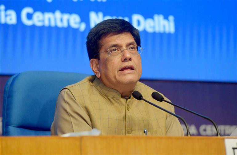 केंद्रीय वाणिज्य और उद्योग, उपभोक्ता मामले, खाद्य और सार्वजनिक वितरण और वस्त्र मंत्री श्री पीयूष गोयल 07 मार्च, 2024 को राष्ट्रीय मीडिया केंद्र, नई दिल्ली में कैबिनेट फैसलों पर मीडिया को जानकारी देते हुए।