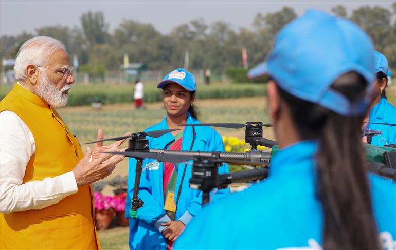 प्रधानमंत्री श्री नरेन्द्र मोदी 11 मार्च, 2024 को नई दिल्ली में भारतीय कृषि अनुसंधान संस्थान, पूसा में सशक्त नारी - विकसित भारत कार्यक्रम के दौरान नमो ड्रोन दीदियों के कृषि ड्रोन प्रदर्शन के साक्षी बने
