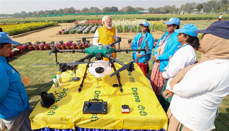 प्रधानमंत्री श्री नरेन्द्र मोदी 11 मार्च, 2024 को नई दिल्ली में भारतीय कृषि अनुसंधान संस्थान, पूसा में सशक्त नारी - विकसित भारत कार्यक्रम के दौरान नमो ड्रोन दीदियों के कृषि ड्रोन प्रदर्शन के साक्षी बने
