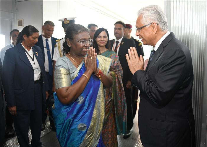 राष्ट्रपति, श्रीमती द्रौपदी मुर्मू 13 मार्च, 2024 को सर सिवसागर रामगुलाम अंतर्राष्ट्रीय हवाई अड्डे से रवाना हुईं।